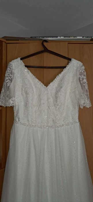 Suknia ślubna brokatowa