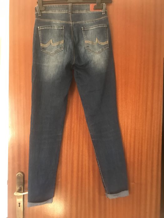 Calca de ganga elastica com rasgos nas pernas