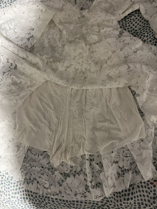 Macacao estumo vestido em renda branca