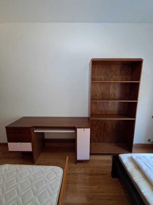 Estante e Secretária em madeira para quarto de menina.