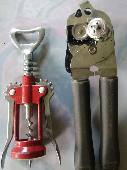 Штопор и консервний ключ.