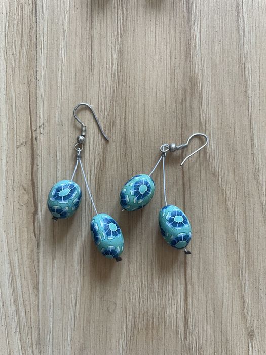 Kolczyki wiszące niebieskie kulki, w kwiaty