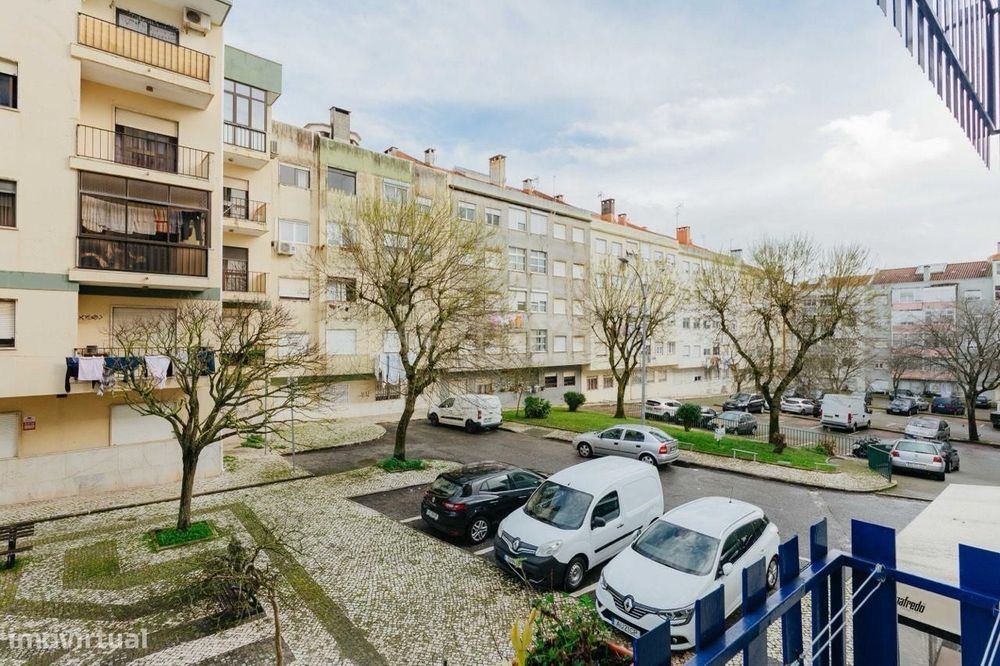 Apartamento T2 junto à estação da Amadora
