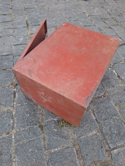 Металлический сейф с ключами