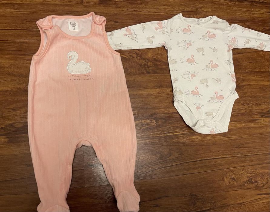 Набір одягу для дівчинки.