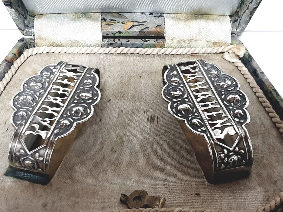 Par de lindas argolas de guardanapos "Parabéns" em prata portuguesa