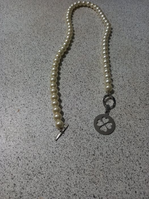 Colar de perolas com medalha de trevo