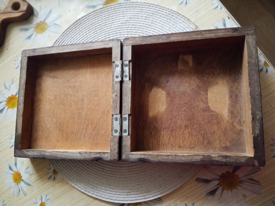 Деревянная старинная шкатулка 1952года, размеры 21см * 21см, *7см.