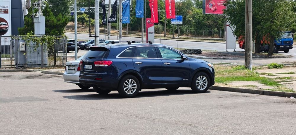 Kia Sorrento 2015 рік
Мотор 3.3 бензин (атмосферний без турбіни)
КПП автомат
повний привід
7 місць
круїз контроль
кондиціонер,
камера заднього виду
нещодавно зроблено ТО, зроблена ходова
Безпека ціла, подушки не стріляли, пошкодження по кузову були мінімальні, страховка на рік, техогляд на 2 роки два комплекти резини
не потребує вкладень, сів поїхав на обмін 14000$
