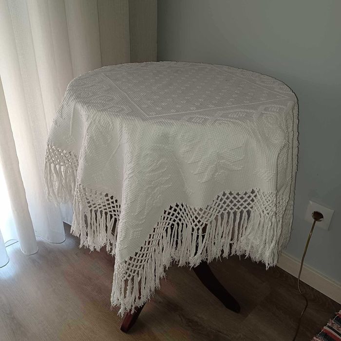 Mesa apoio sala ou quarto em madeira maciça