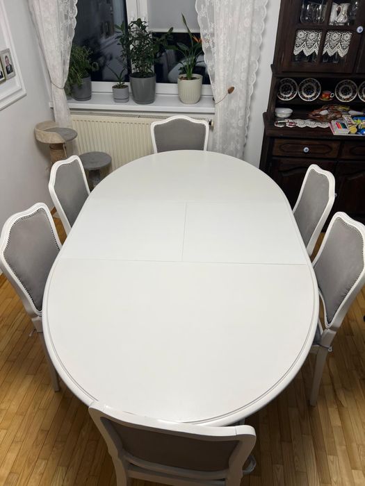 Stół drewniany z krzesłami