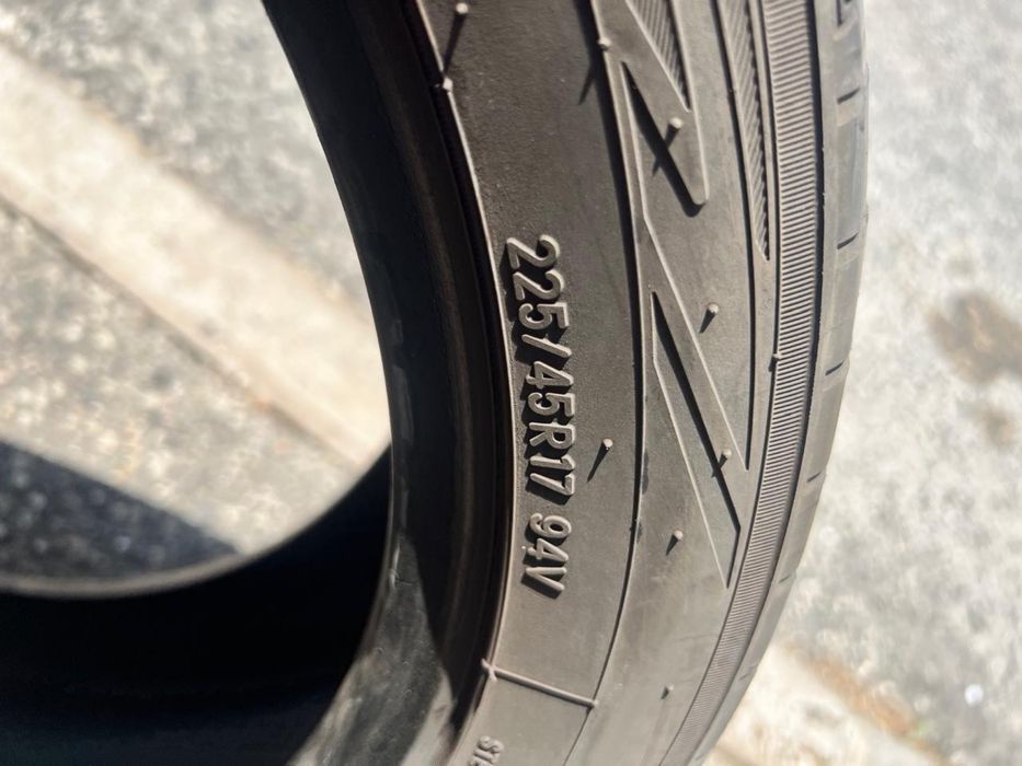 225/45/17 Toyotires 2 pneus