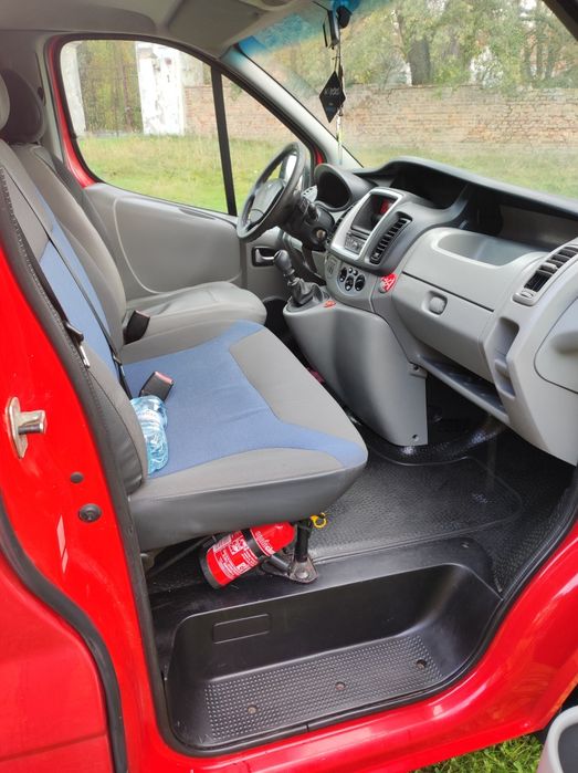 Renault Trafic long 9 osób 2011 rok