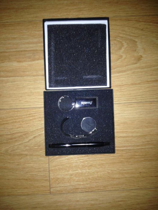 Conjunto Porta Chaves / Caneta e Suporte de Mala