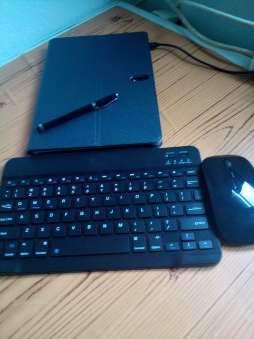 Tablet Meberry com teclado e rato