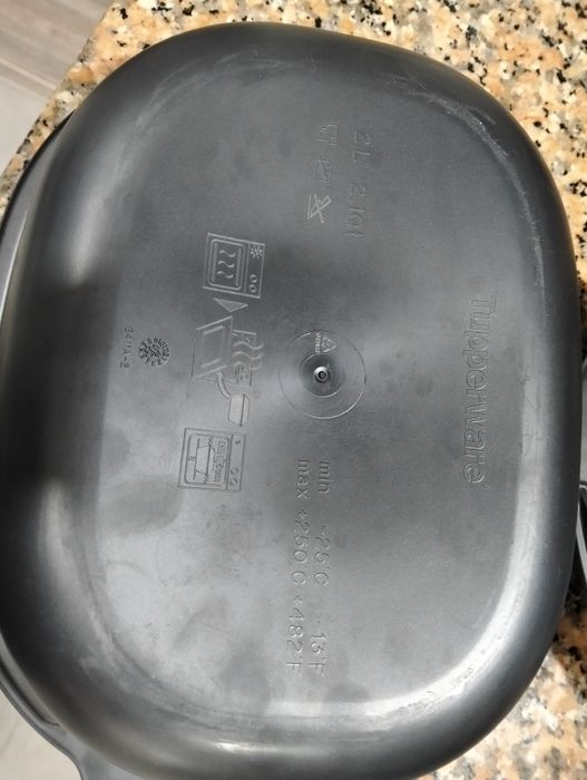 Caçarola da marca Tupperware UltraPro de 2 litros com tampa