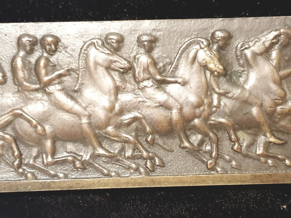 Maravilhosa placa em bronze com motivo equestre antigo
