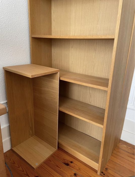 Duas estantes Ikea com extensões