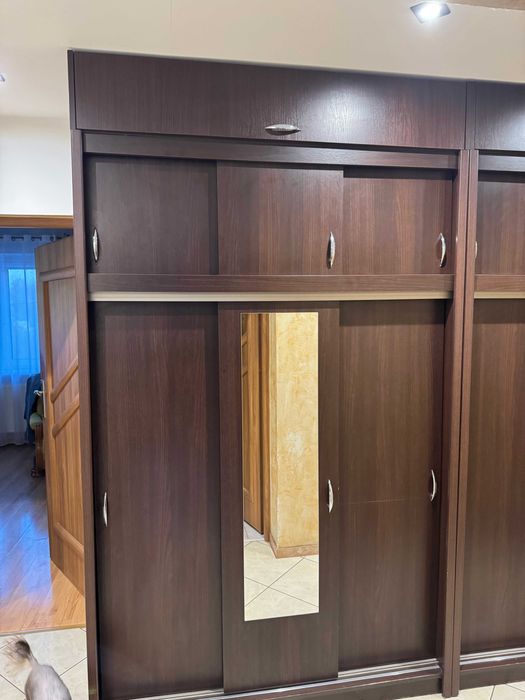 Szafa trzydrzwiowa rozsuwana.