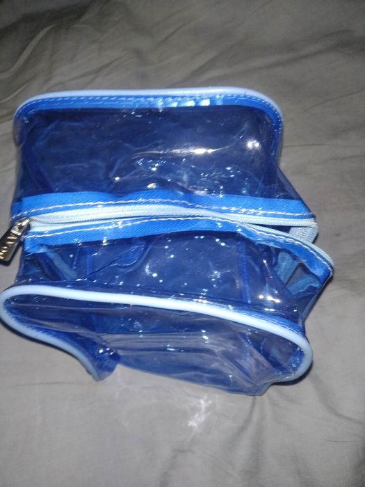 Kosmetyczka niebieską Avon przeźroczysta