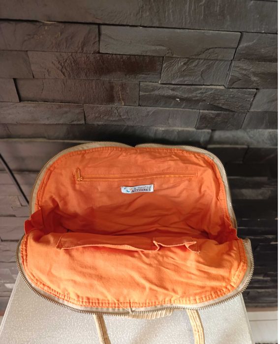 Carteira Bombazine larga, bolso exterior c/ aplicações -  Bershka