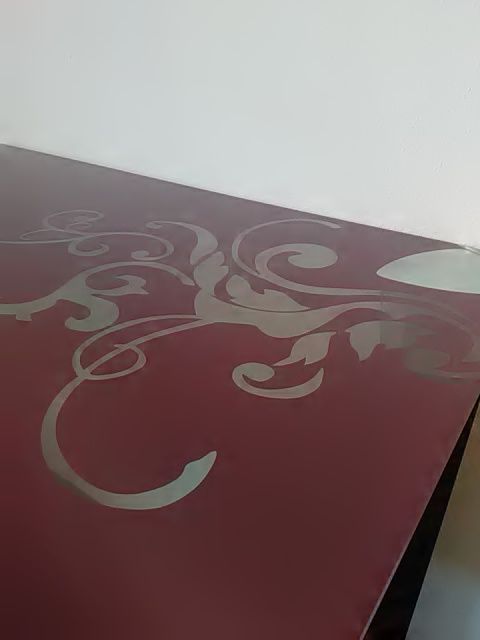 Mesa decorativa em vidro .