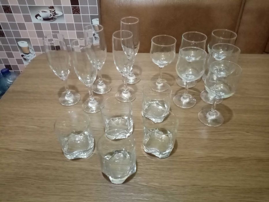 Стеклянные бокалы