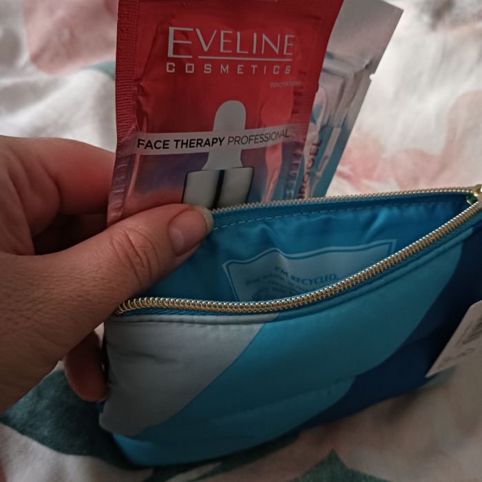 Estee lauder kosmetyczka plus dorzucam kilka gratisów