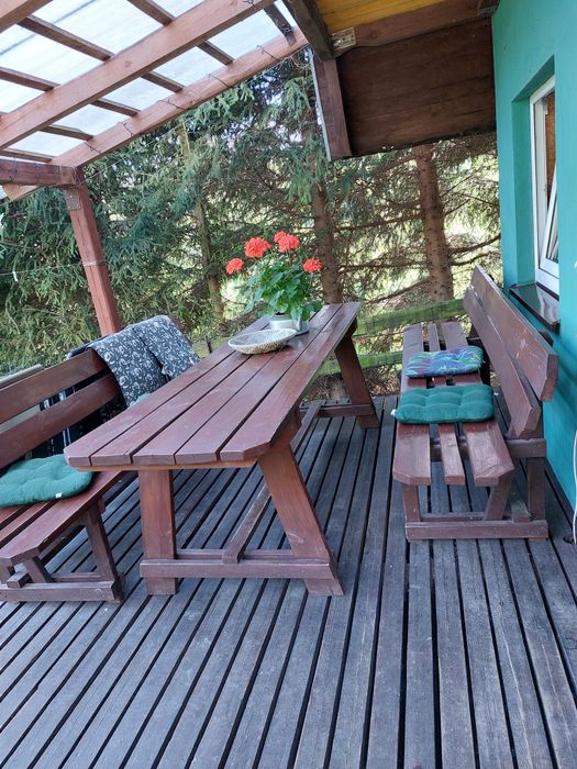 Zielony domek nad jeziorem