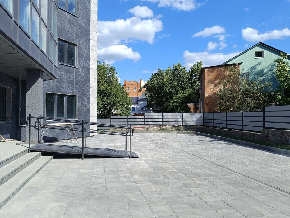 Новобудова 93кв.м центр міста 3-й поверх можливо під державну програму