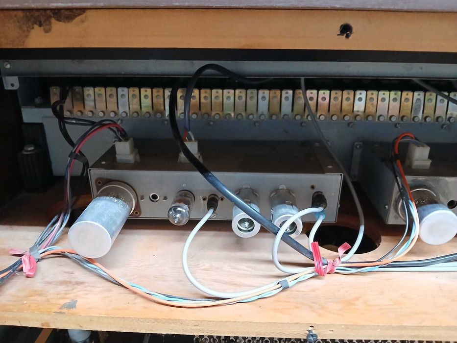 Orgão Hammond L-112 a Vávulas com Tone Wheels e Drawbars