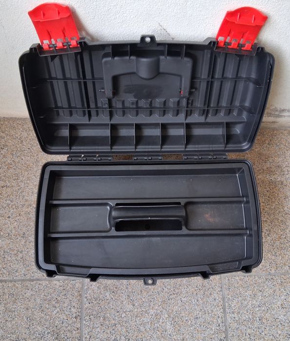 Toolbox with ample space449117544808468482