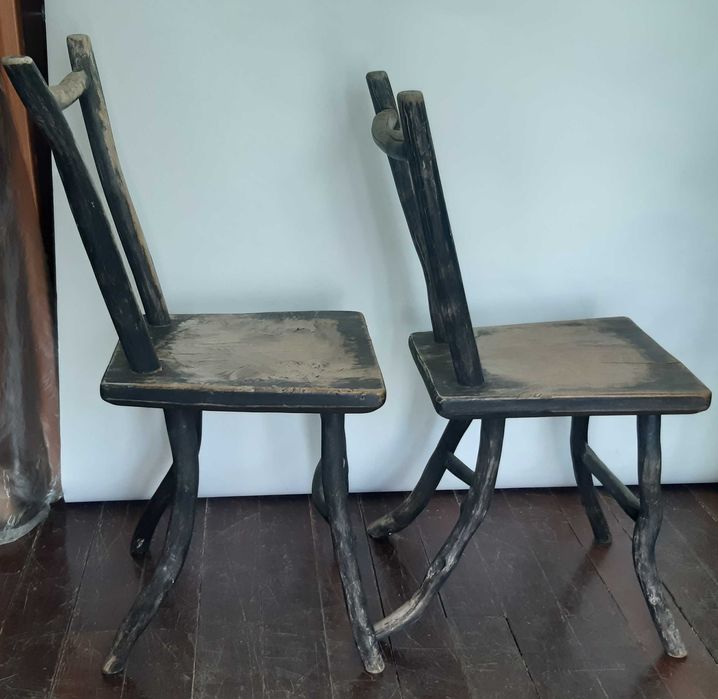 Duas Cadeiras Antigas Rústicas Madeira Maciça