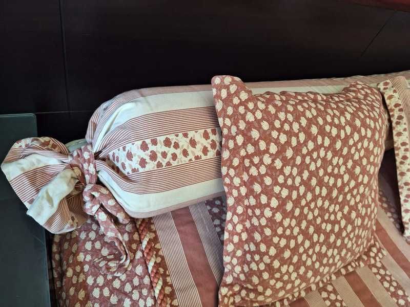 Colcha com 1 travesseiro e 3 travesseiras