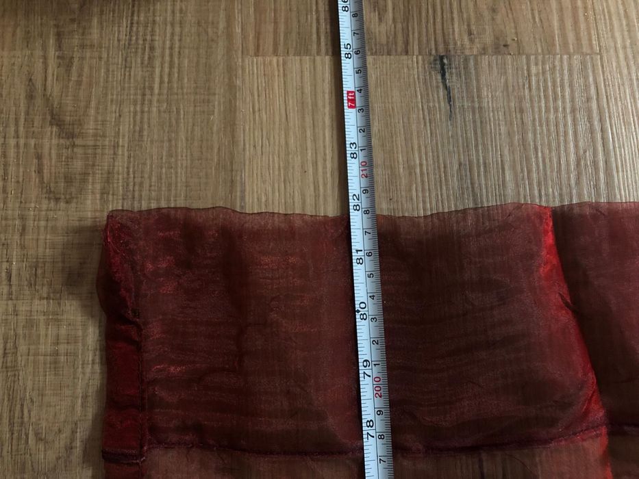 Um par de cortinados bordeaux