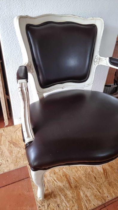 Conjunto de 8 Cadeiras Clássicas Estofadas – Madeira Branca