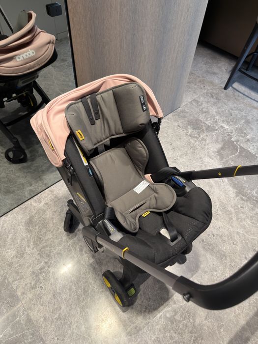Aвтокрісло-коляску Doona з базою Isofix.