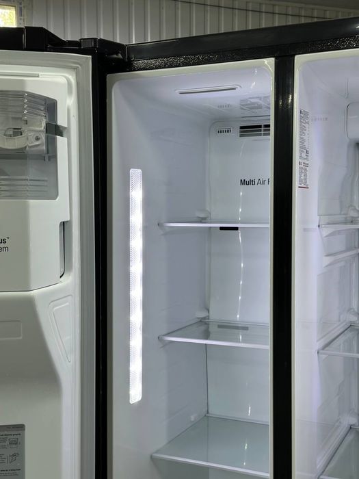 Холодильник LG  side by side , з функцією tyk-tyk , льодогенератором та подачаю охолодженої води