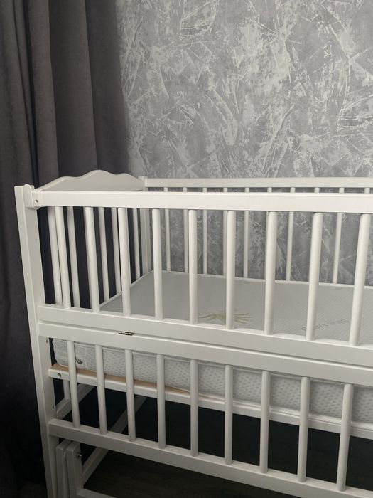 Дитяче  ліжечко з маятником та матрасом