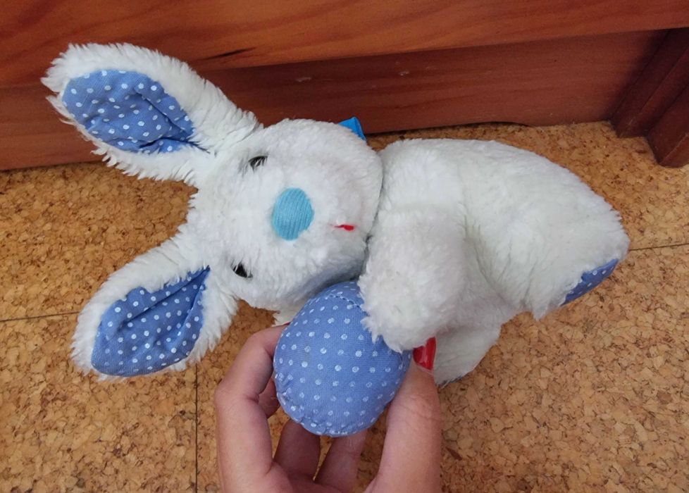 Coelho branco e azul de peluche