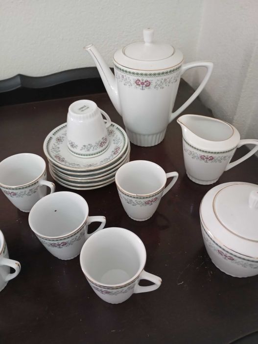 Conjunto de chávenas e bule