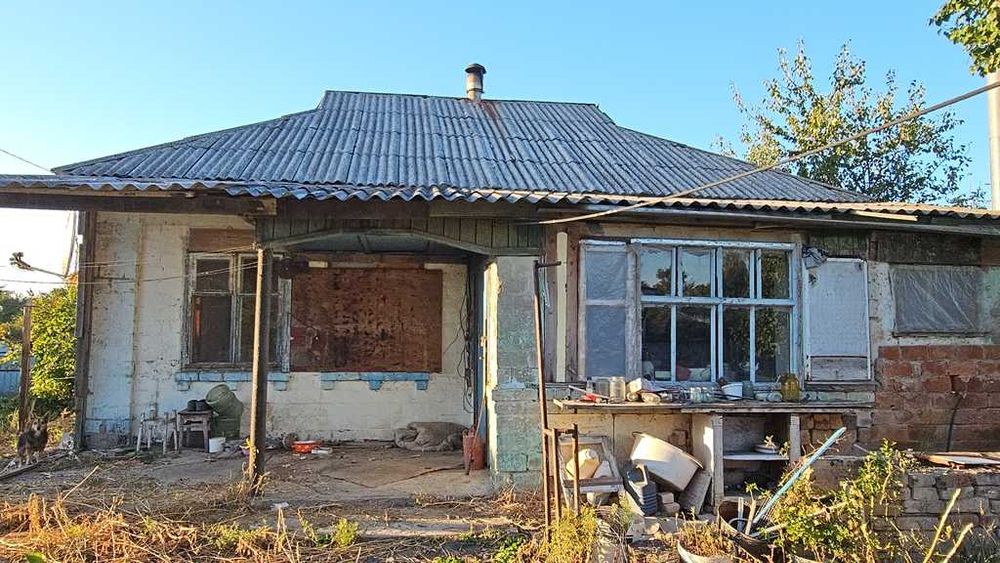 Є будинок, стіни дах, комунікації – зроби ремонт і можна жить.