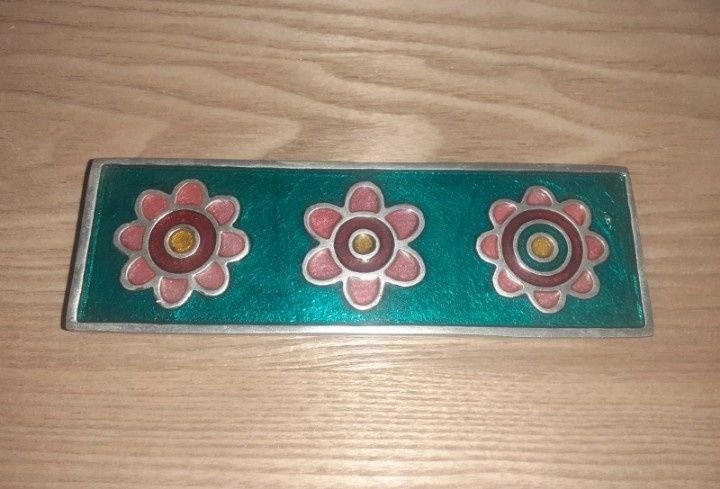 Caixa de metal com flores.