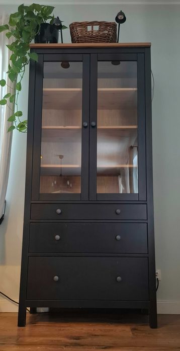 IKEA HEMNES – witryna z 3 szufladami, czarnybrąz/jasnobrązowy, regał