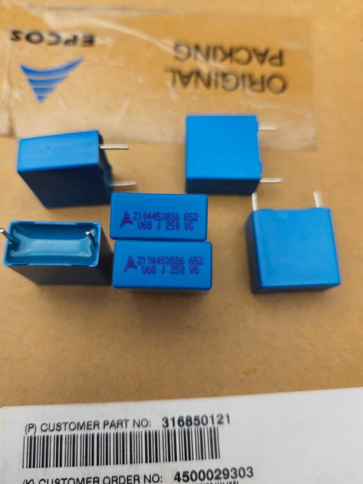 Kondensator 0,68 mf.  250 V  - 250 szt.