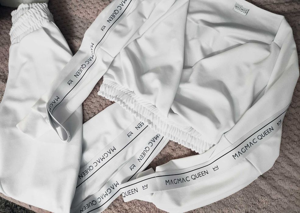 Dres damski lampas biały odkryte ramiona