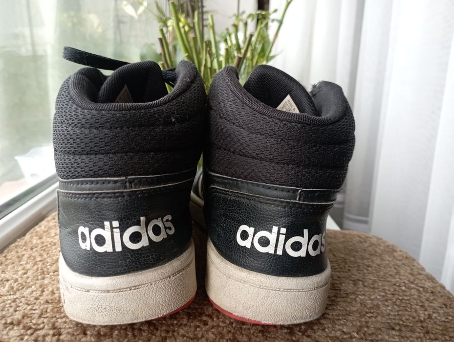 Кросівки adidas 38,5 розмір.