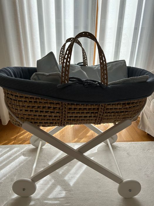 Alcofa com suporte para bebe