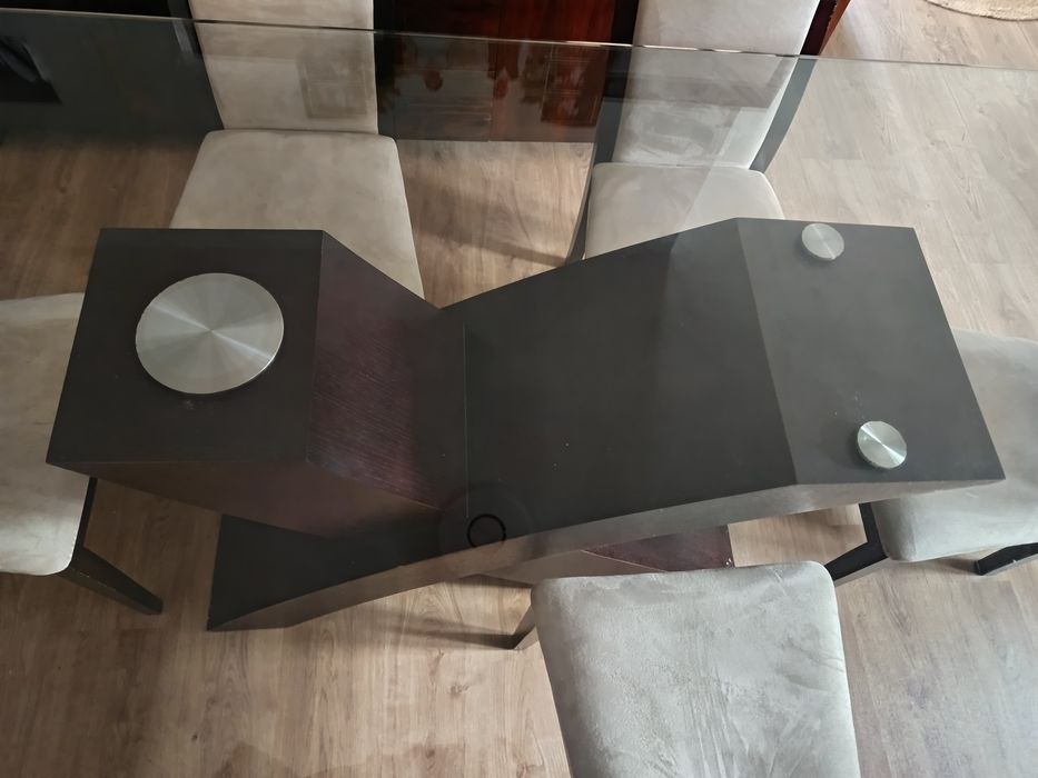 Conjunto de mesa e cadeiras em bom estado