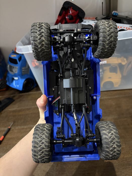 Авто Rock Crawler на радіоуправлінні